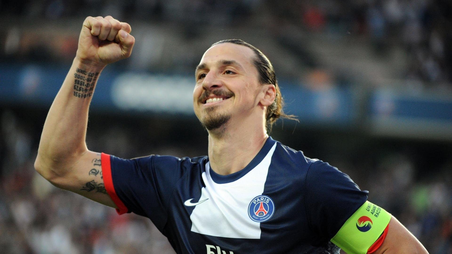 激烈角逐：球场上的火药味愈发浓厚，足球场上球迷放的烟火